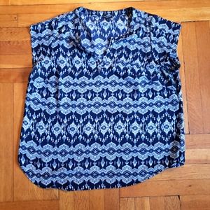 🥳3/$16🥳Lightweight navy blue & white design top.